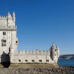 La tour de Belém au bord du Tage sous un ciel bleu à Lisbonne