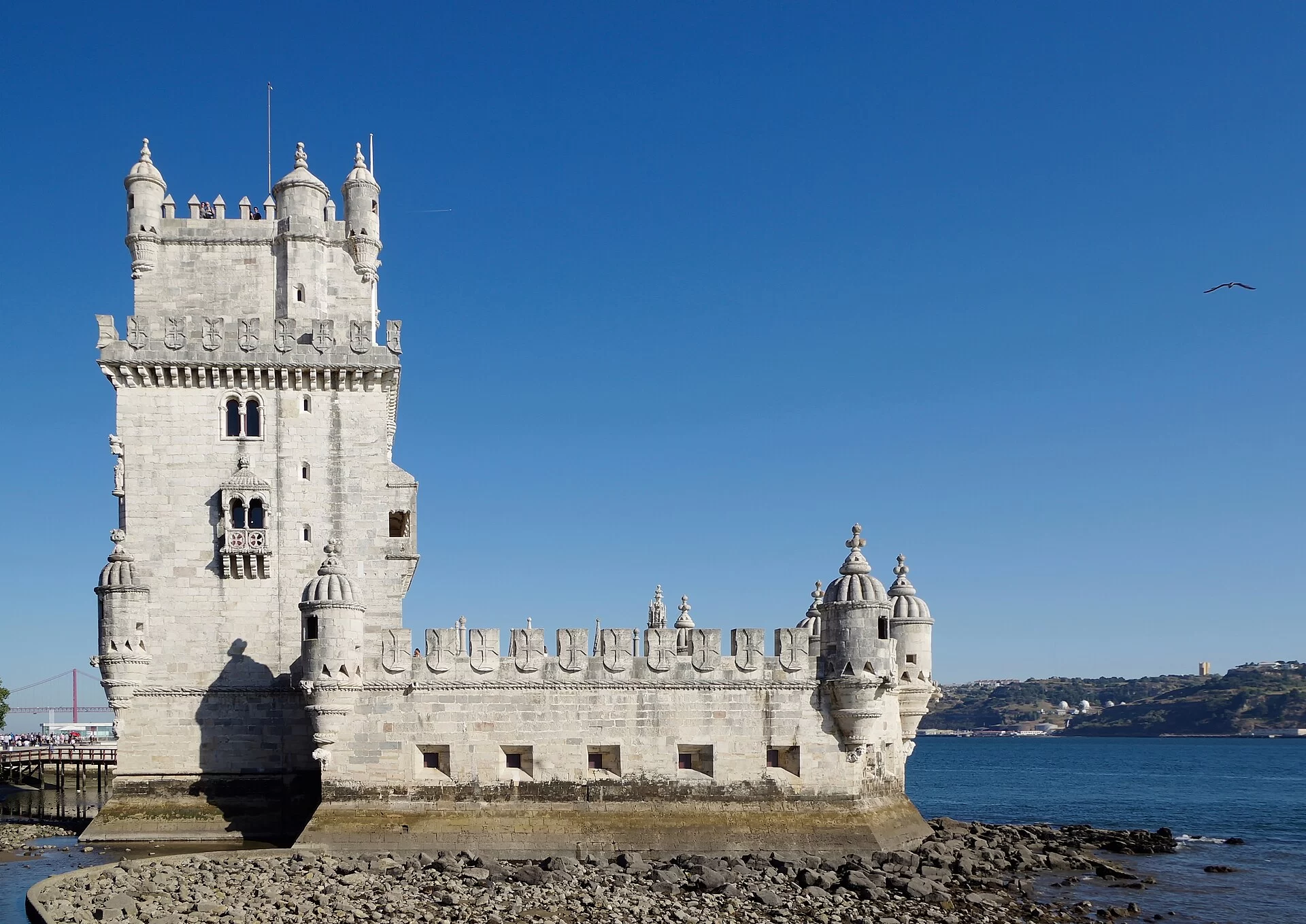 La tour de Belém au bord du Tage sous un ciel bleu à Lisbonne