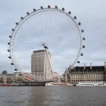 La grande roue London Eye au bord de la Tamise