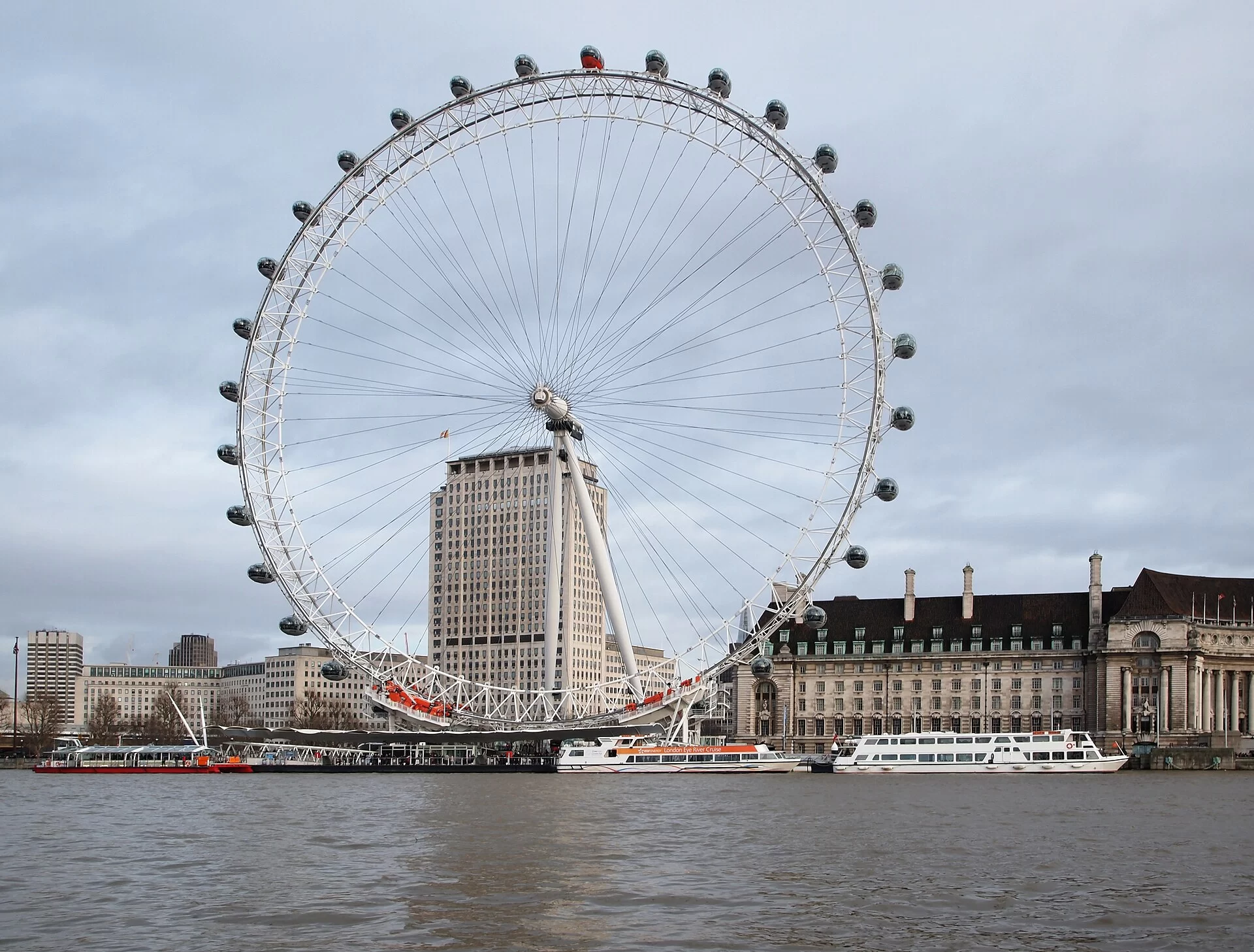 La grande roue London Eye au bord de la Tamise