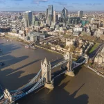 Vue aérienne de la Tamise, de Tower Bridge et de la City à Londres