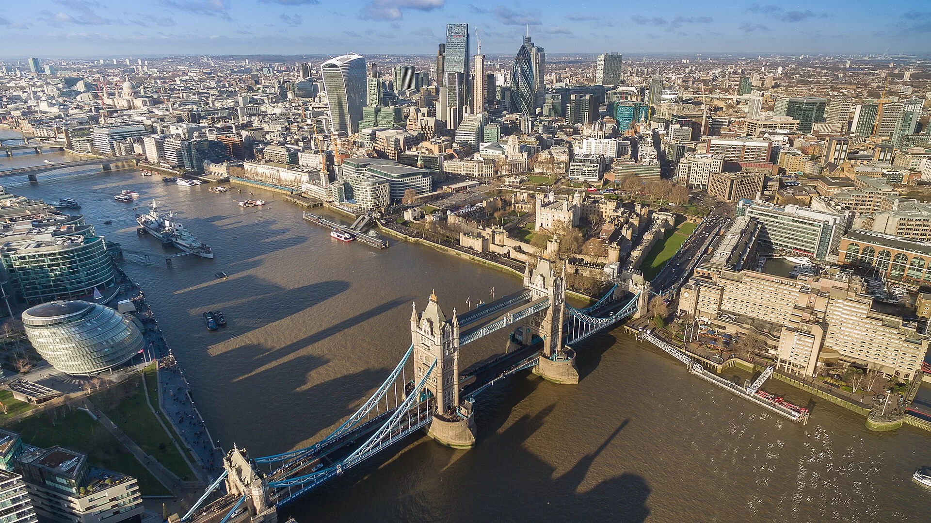 Vue aérienne de la Tamise, de Tower Bridge et de la City à Londres
