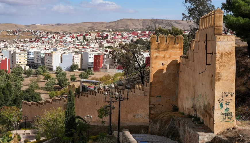 Les remparts almohades dominant la ville de Taza, au Maroc