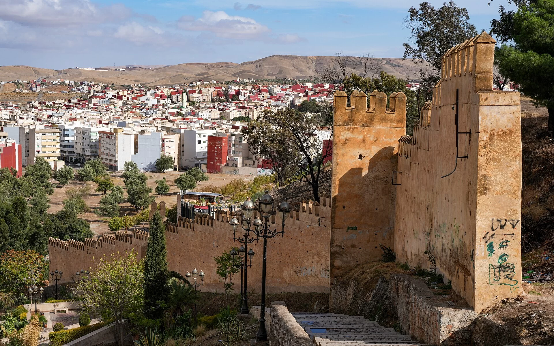 Les remparts almohades dominant la ville de Taza, au Maroc