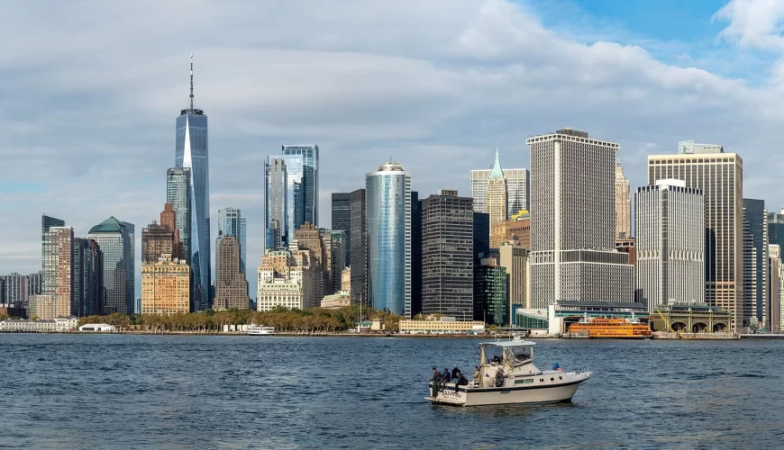 Les gratte-ciel de Manhattan et la tour One World Trade Center vus depuis la baie de New York
