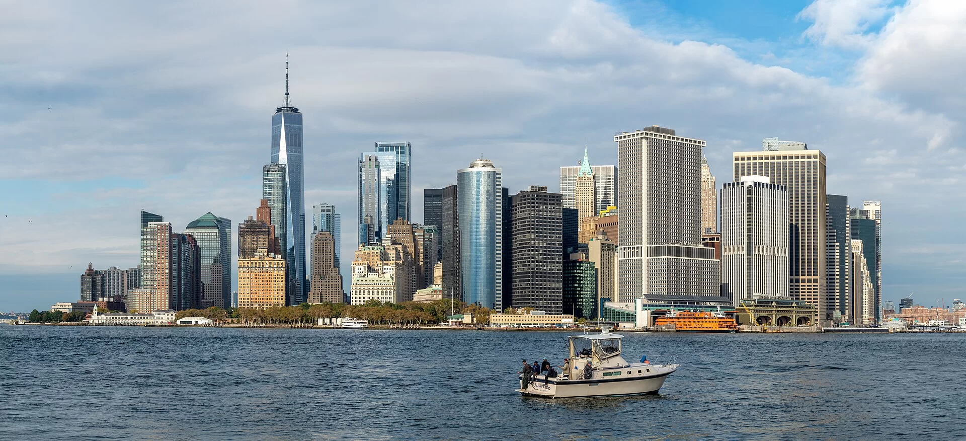 Les gratte-ciel de Manhattan et la tour One World Trade Center vus depuis la baie de New York
