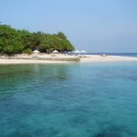 Une île déserte au sable blanc et au lagon cristallin aux Maldives