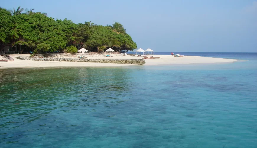 Une île déserte au sable blanc et au lagon cristallin aux Maldives