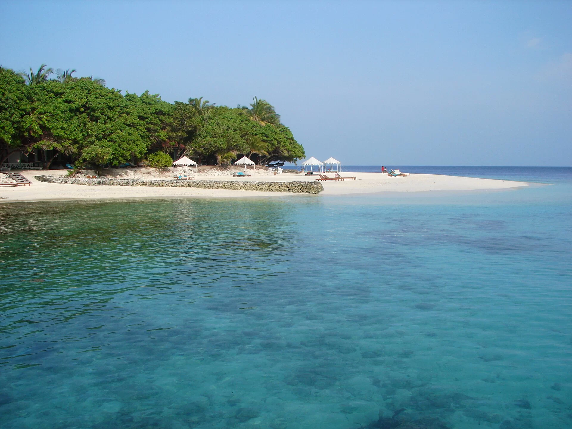 Une île déserte au sable blanc et au lagon cristallin aux Maldives