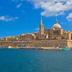 Les remparts et les dômes de La Valette vus depuis la mer, à Malte