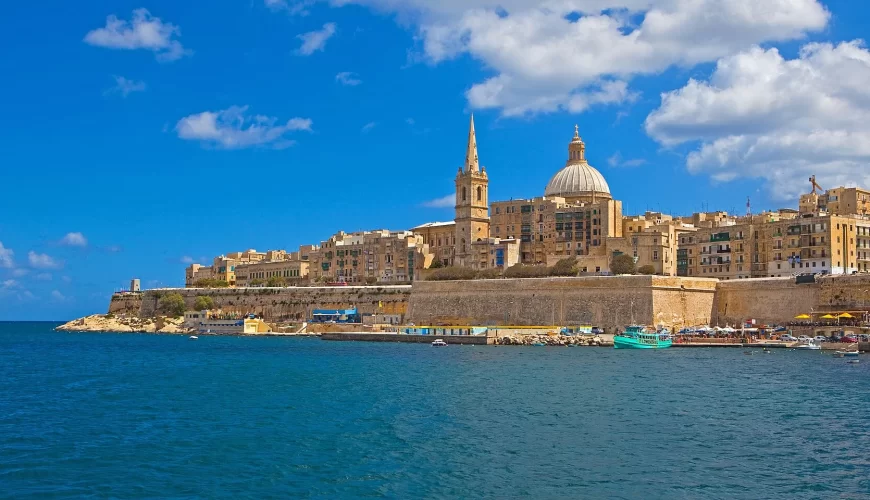 Les remparts et les dômes de La Valette vus depuis la mer, à Malte