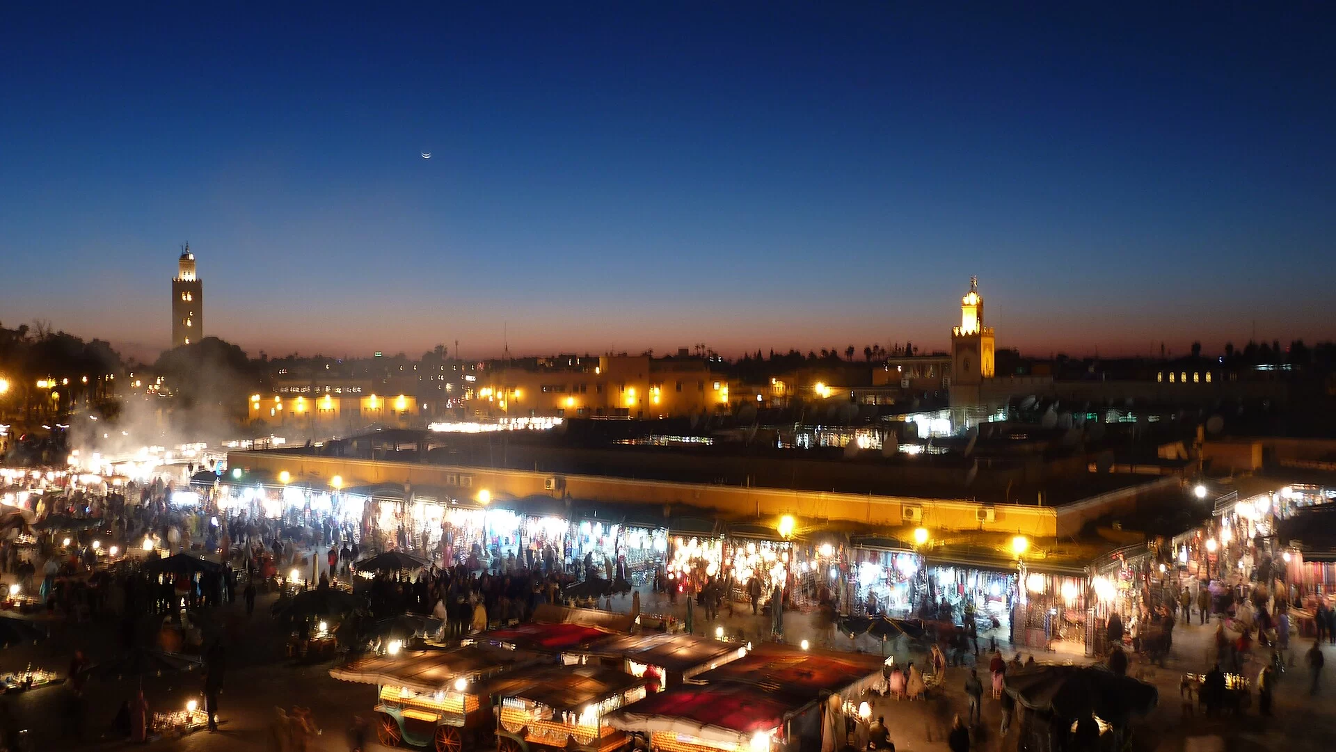 La place Jemaa el-Fna à la tombée de la nuit