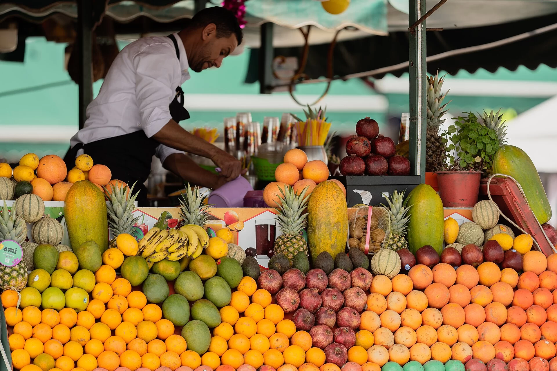 Un étal de fruits dans les souks de Marrakech