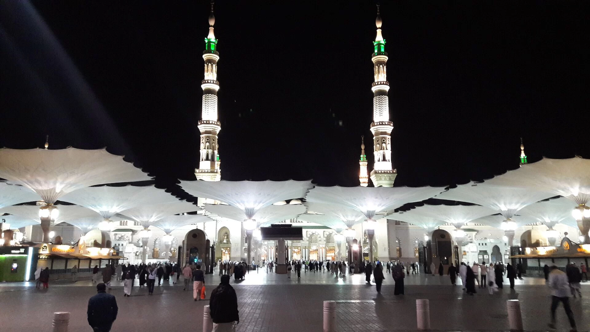 La mosquée du Prophète à Médine, de nuit