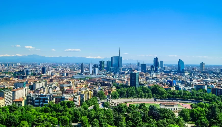 Les gratte-ciel du quartier moderne de Milan vus depuis les parcs