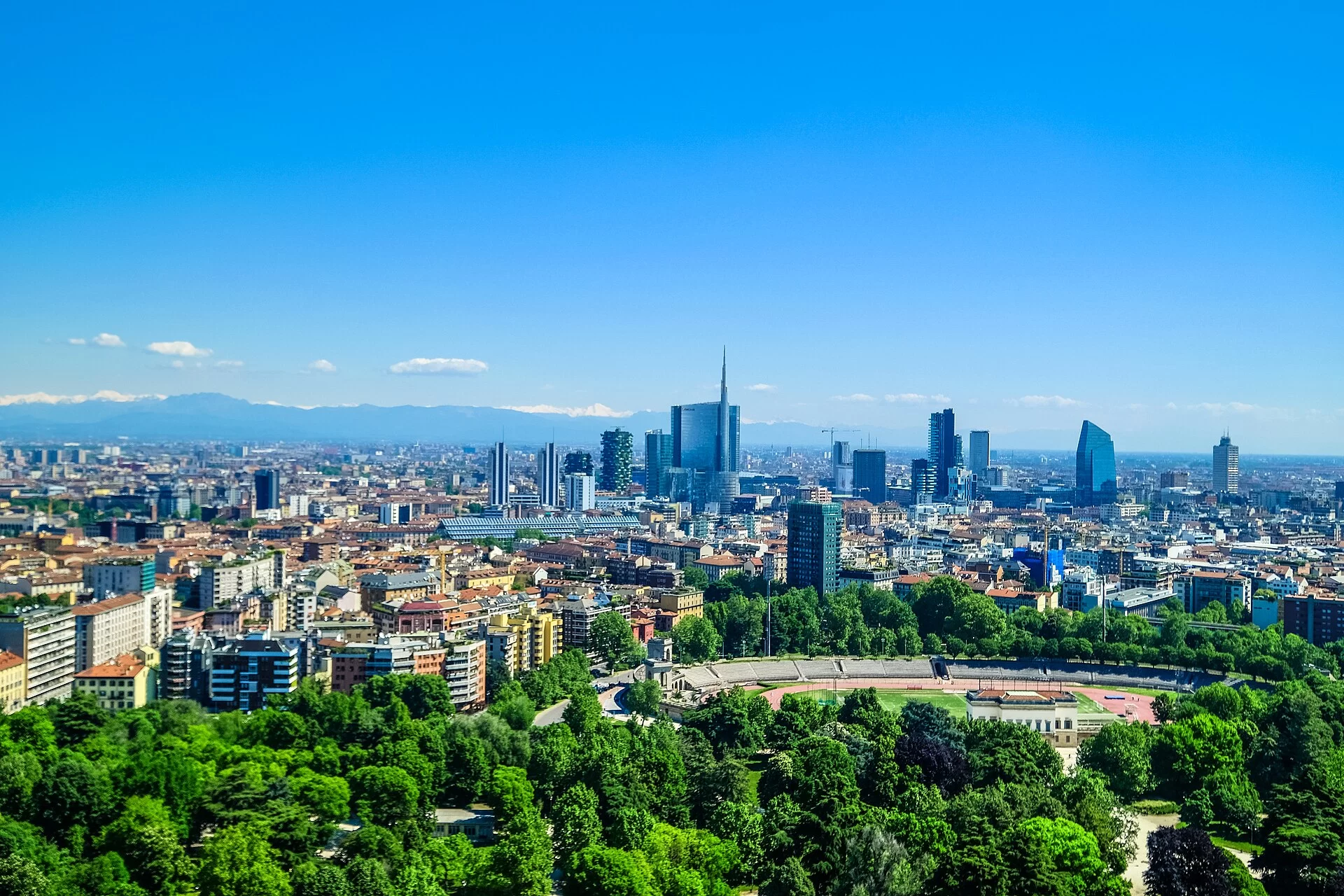 Les gratte-ciel du quartier moderne de Milan vus depuis les parcs