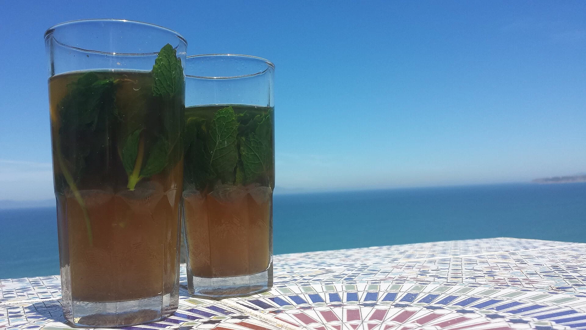 Un verre de thé à la menthe face à la mer, comme au Café Hafa