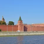 Les murailles rouges du Kremlin au bord de la Moskova à Moscou