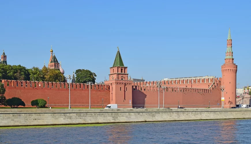 Les murailles rouges du Kremlin au bord de la Moskova à Moscou
