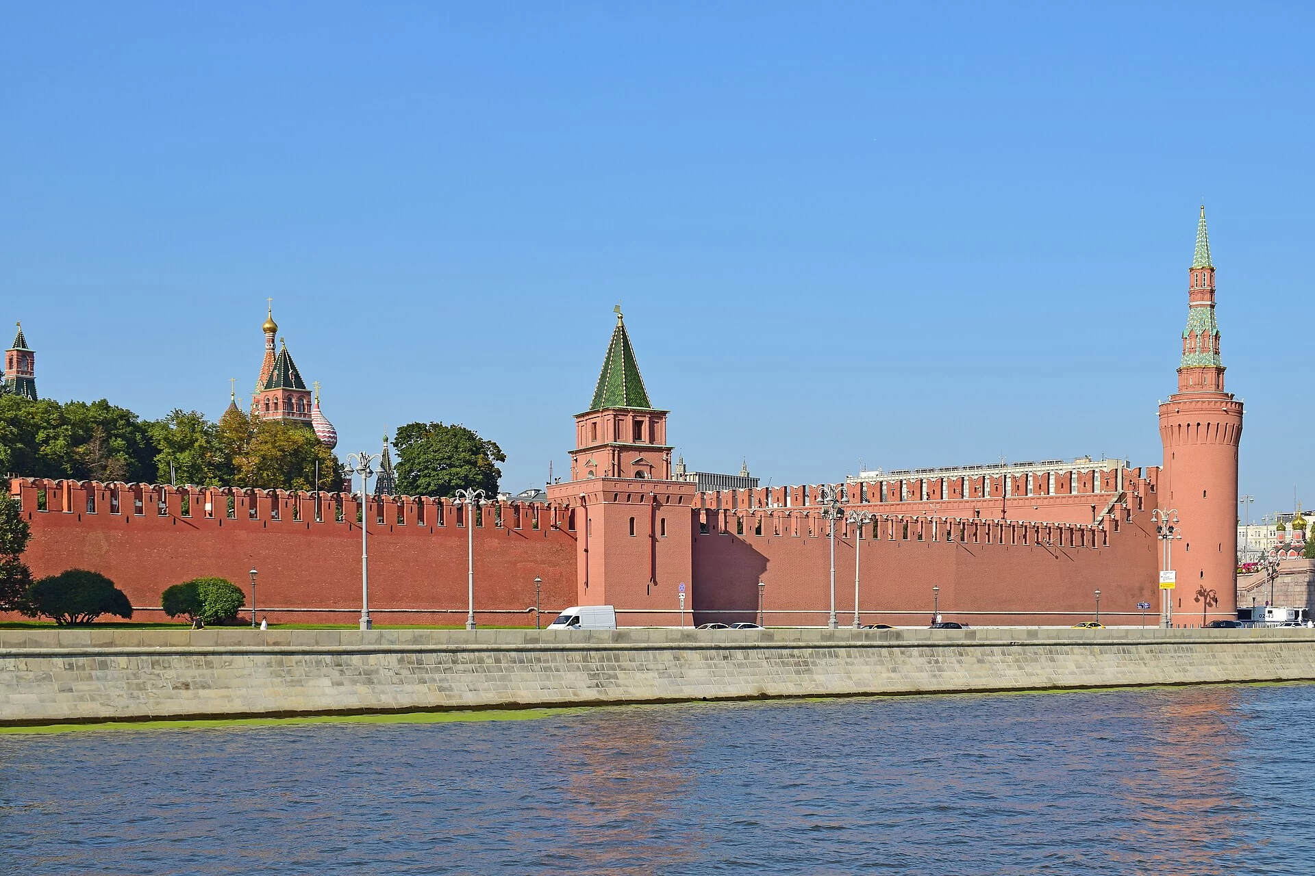 Les murailles rouges du Kremlin au bord de la Moskova à Moscou