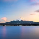 Le mont Fuji et son reflet sur le lac au coucher du soleil, au Japon
