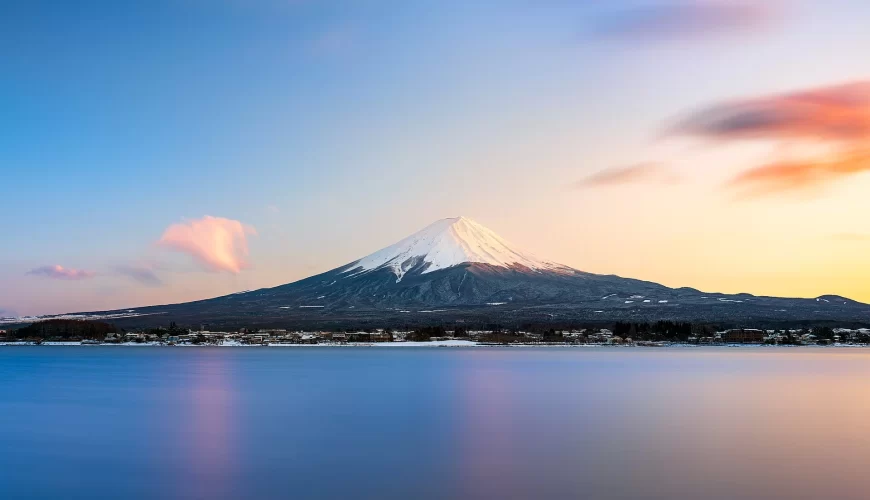 Le mont Fuji et son reflet sur le lac au coucher du soleil, au Japon