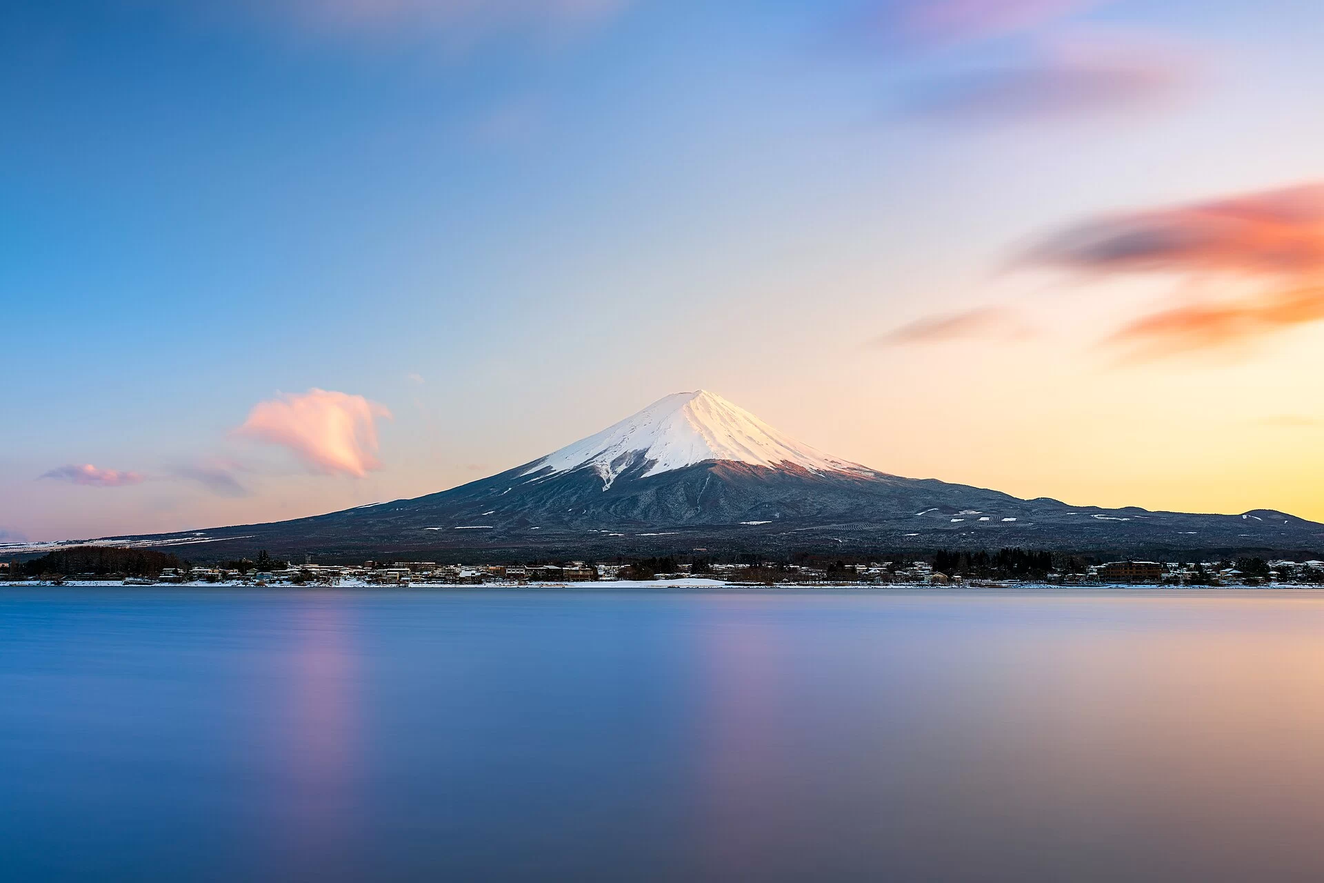 Le mont Fuji et son reflet sur le lac au coucher du soleil, au Japon