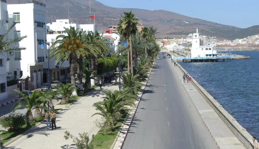 La corniche et le front de mer de Nador bordés de palmiers