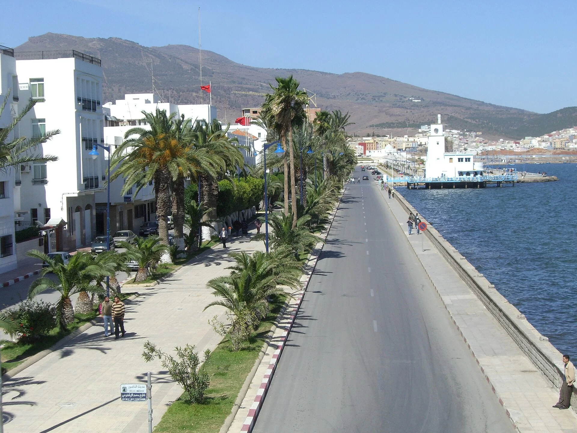 La corniche et le front de mer de Nador bordés de palmiers