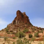 Un pic de roche rouge dominant les maisons de Tafraout