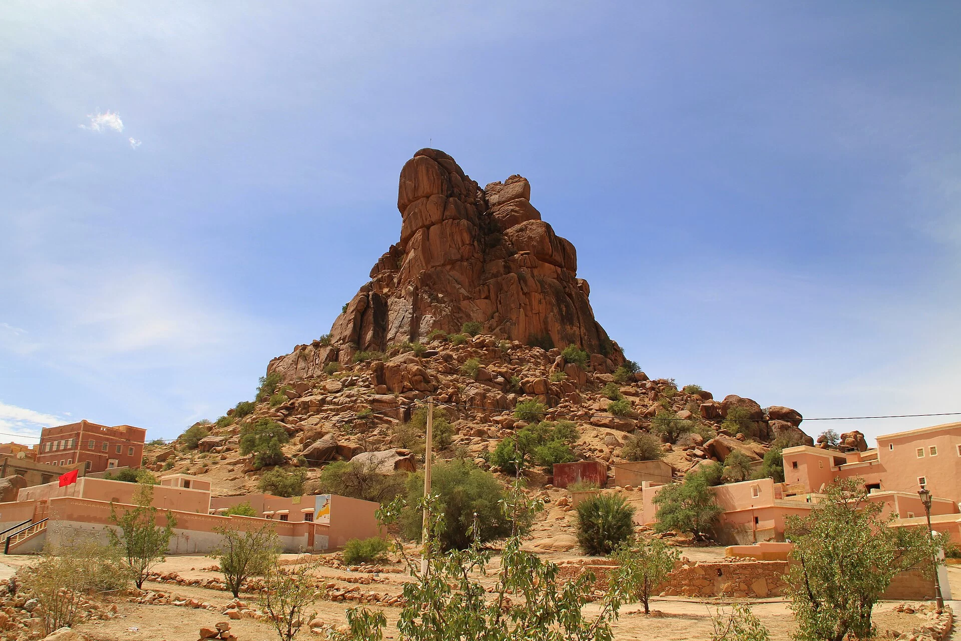 Un pic de roche rouge dominant les maisons de Tafraout