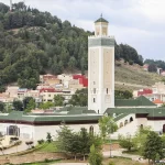 La ville d'Ifrane et sa mosquée au milieu des forêts du Moyen Atlas