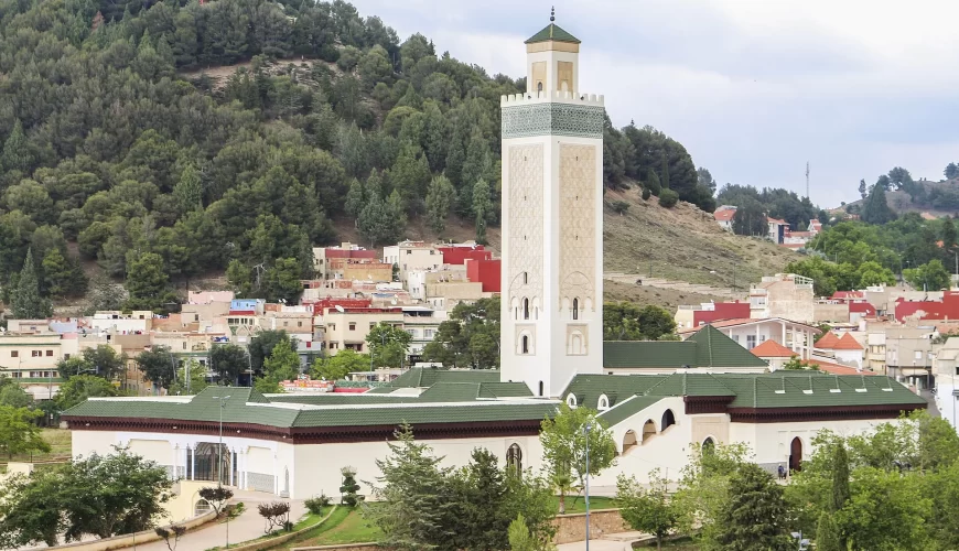 La ville d'Ifrane et sa mosquée au milieu des forêts du Moyen Atlas