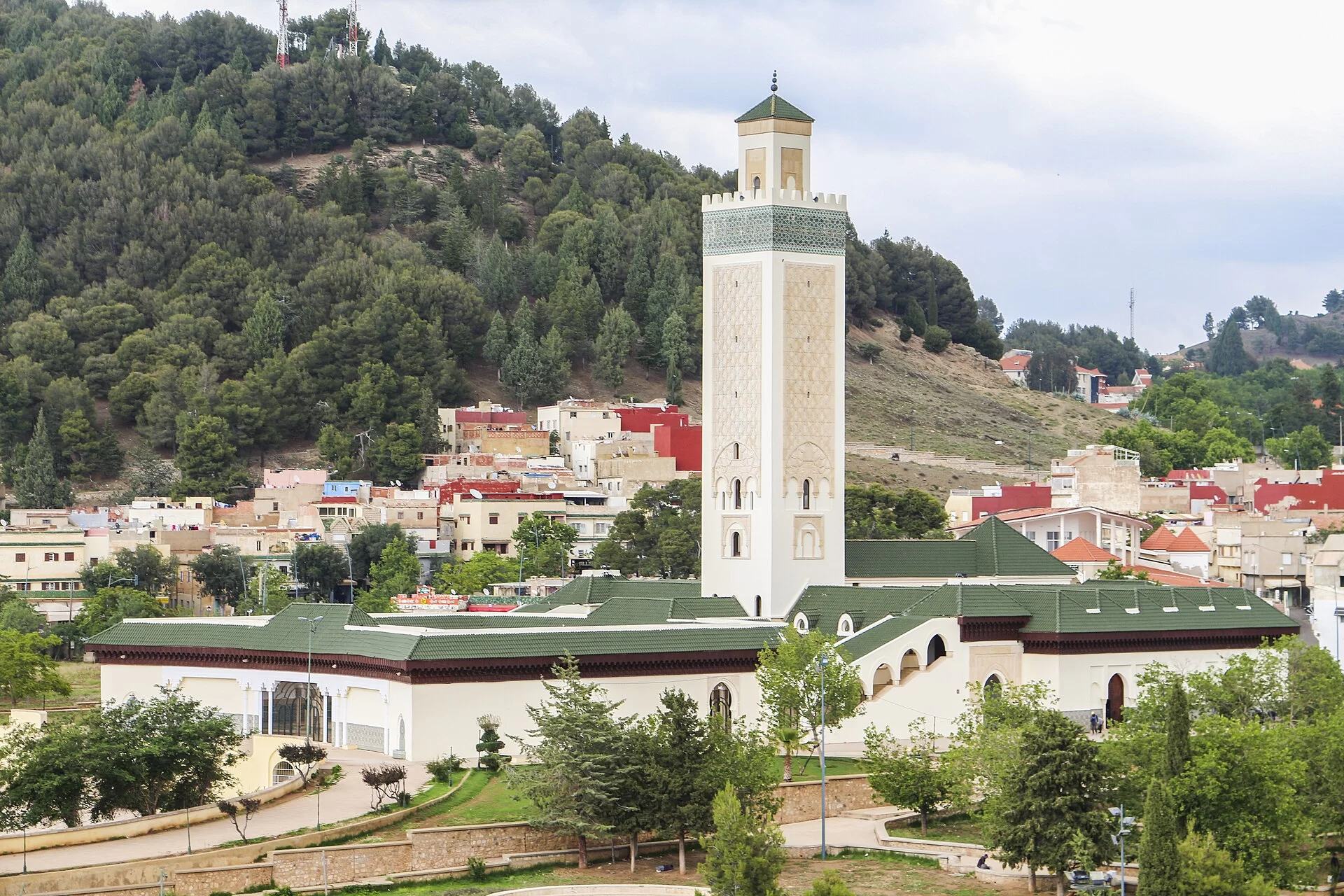La ville d'Ifrane et sa mosquée au milieu des forêts du Moyen Atlas