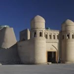 La porte fortifiée aux tours rondes de la cité de Khiva, en Ouzbékistan