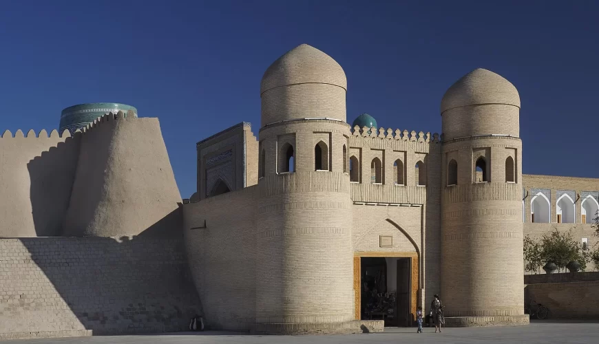 La porte fortifiée aux tours rondes de la cité de Khiva, en Ouzbékistan