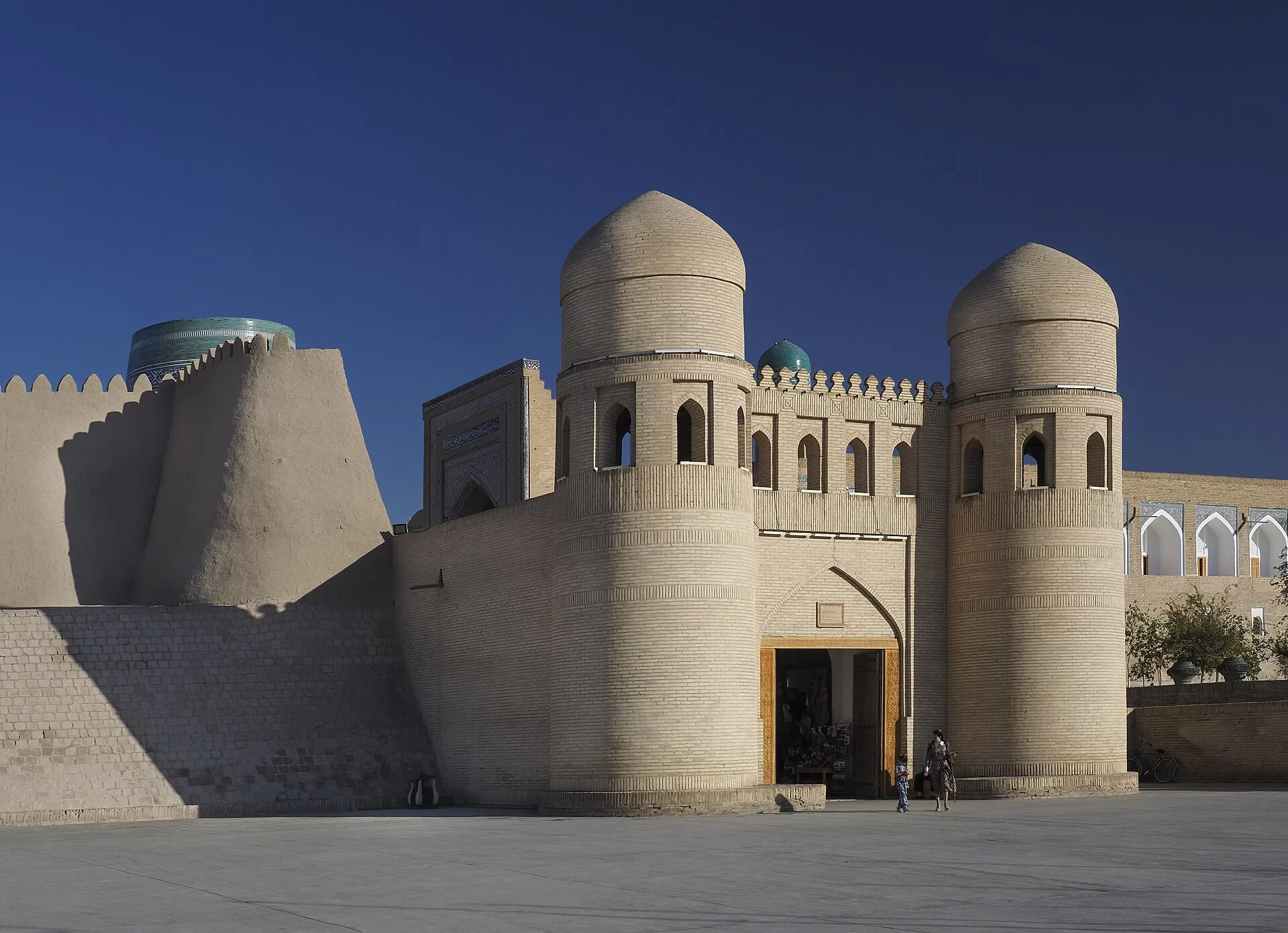 La porte fortifiée aux tours rondes de la cité de Khiva, en Ouzbékistan