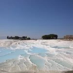Les terrasses de travertin blanc de Pamukkale sous un ciel bleu en Turquie