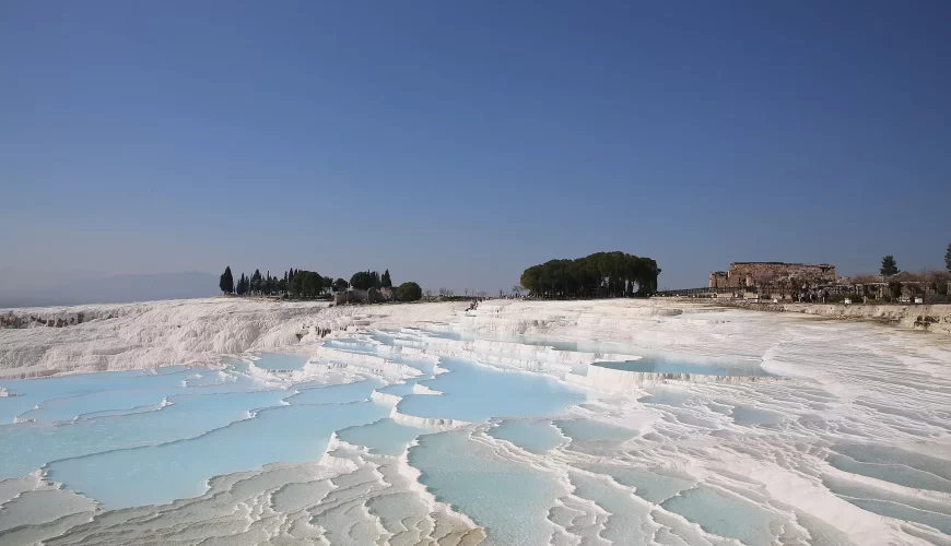Les terrasses de travertin blanc de Pamukkale sous un ciel bleu en Turquie