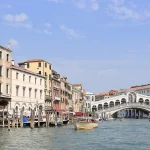 Le Grand Canal et le pont du Rialto à Venise
