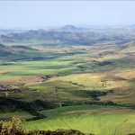 Les collines verdoyantes du Moyen Atlas autour d'Azrou