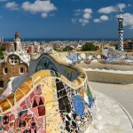 Le banc en mosaïque du parc Güell de Gaudí avec vue sur Barcelone