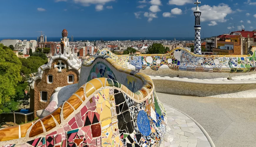 Le banc en mosaïque du parc Güell de Gaudí avec vue sur Barcelone