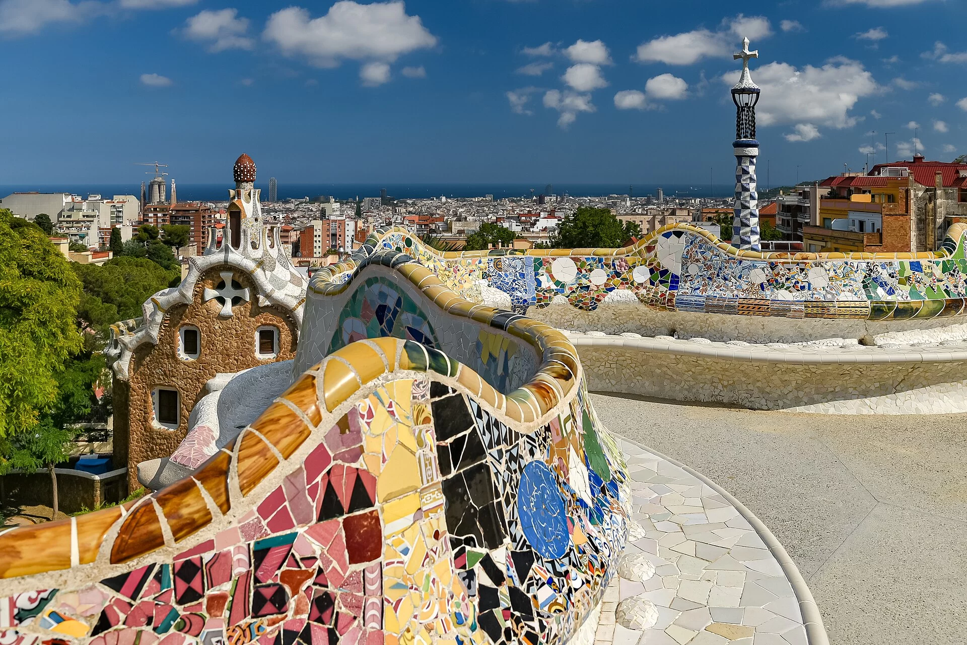 Le banc en mosaïque du parc Güell de Gaudí avec vue sur Barcelone