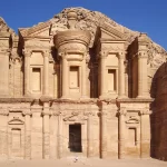 Le Monastère Ad Deir taillé dans la roche à Pétra en Jordanie
