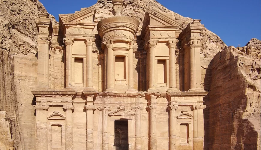 Le Monastère Ad Deir taillé dans la roche à Pétra en Jordanie