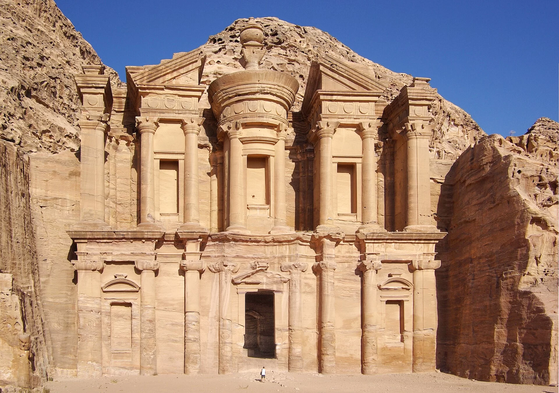Le Monastère Ad Deir taillé dans la roche à Pétra en Jordanie