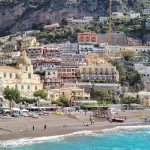 La plage et les maisons colorées de Positano sur la côte amalfitaine