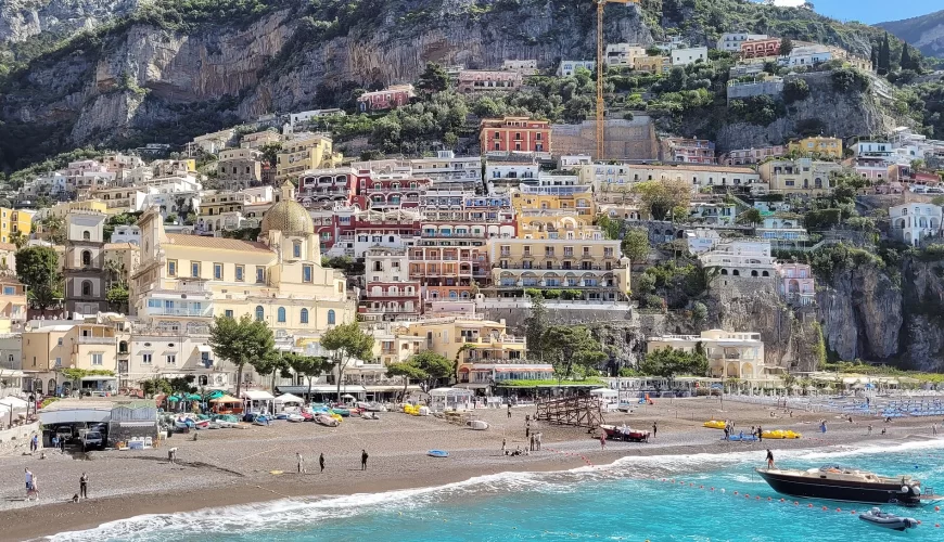 La plage et les maisons colorées de Positano sur la côte amalfitaine