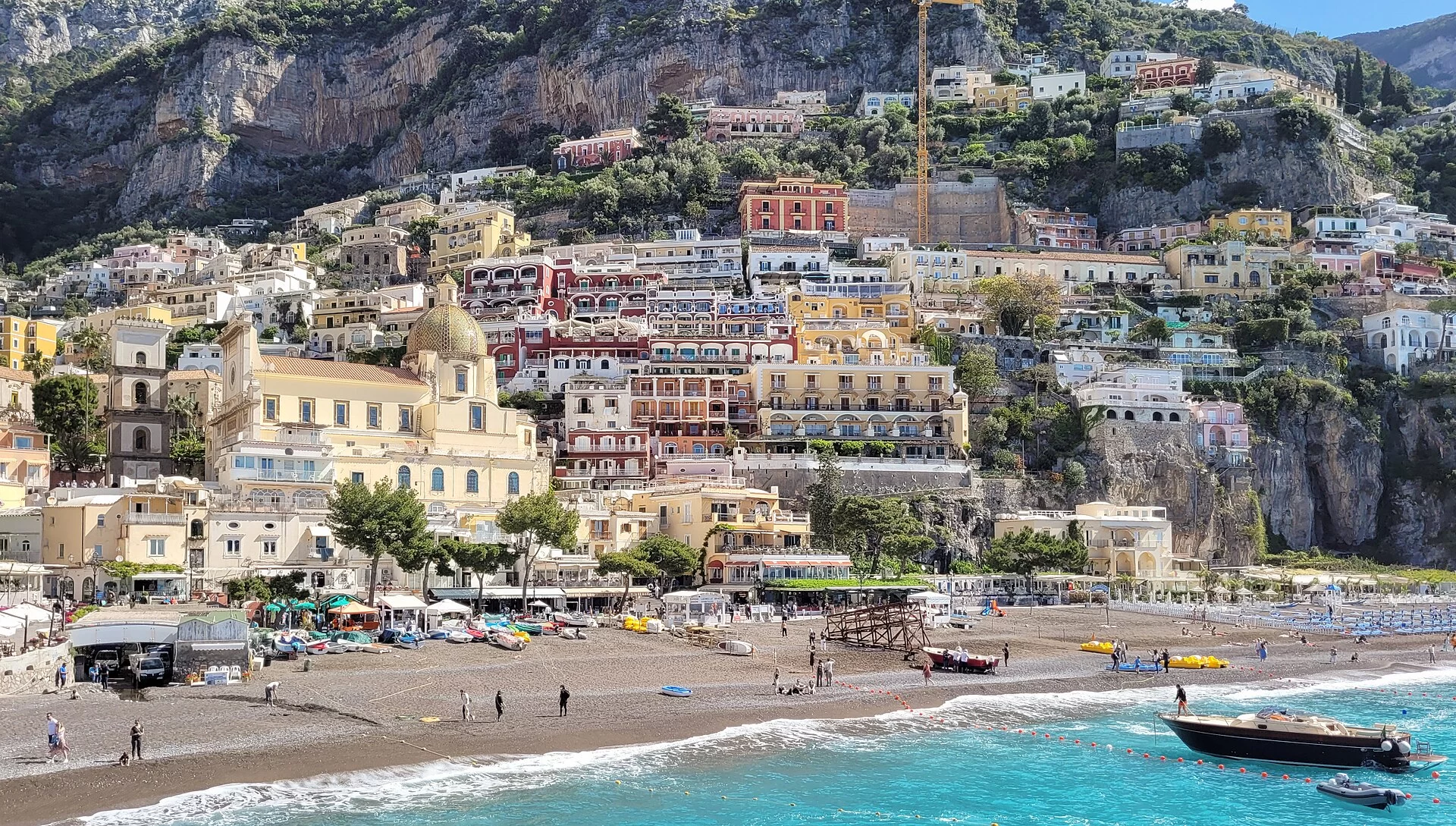La plage et les maisons colorées de Positano sur la côte amalfitaine